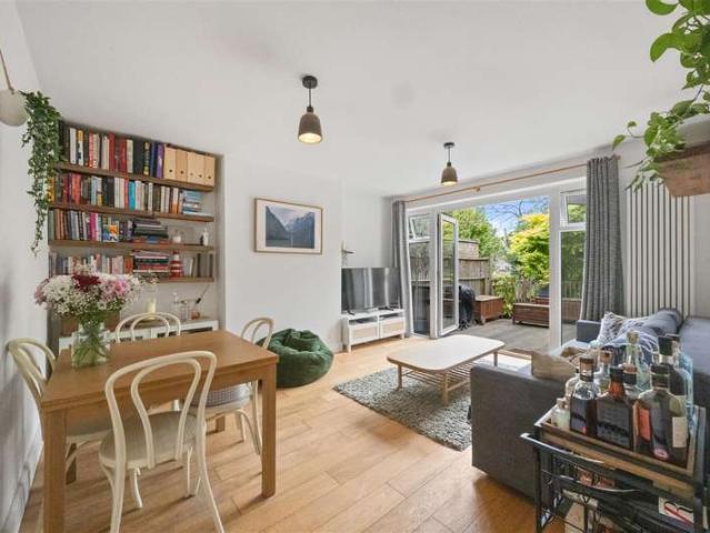Apartment for sale in Brondesbury, Greater London
