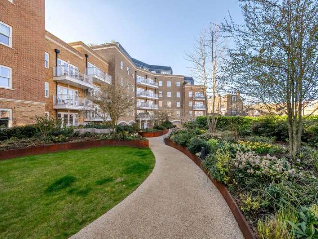 Apartment for sale in Oxted, Hillview