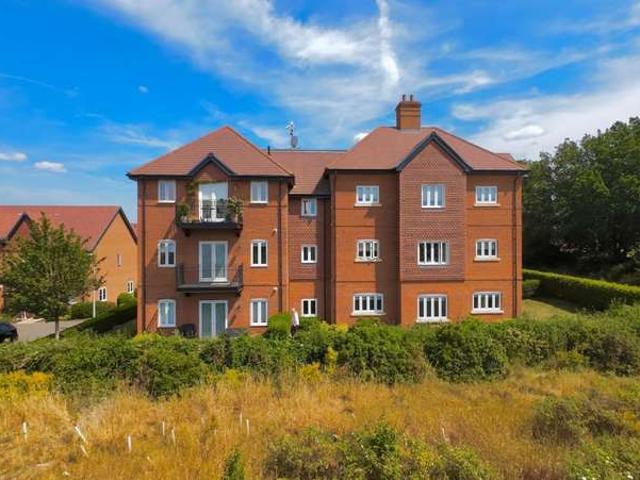 Apartment for sale in Emmbrook, Wokingham
