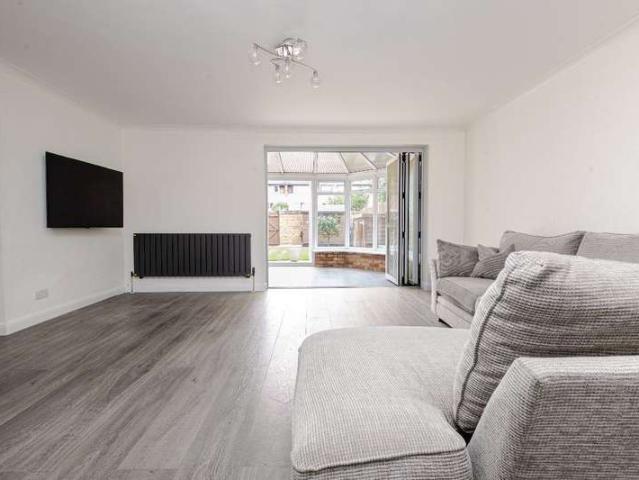 Apartment for sale in St Margarets, Greater London