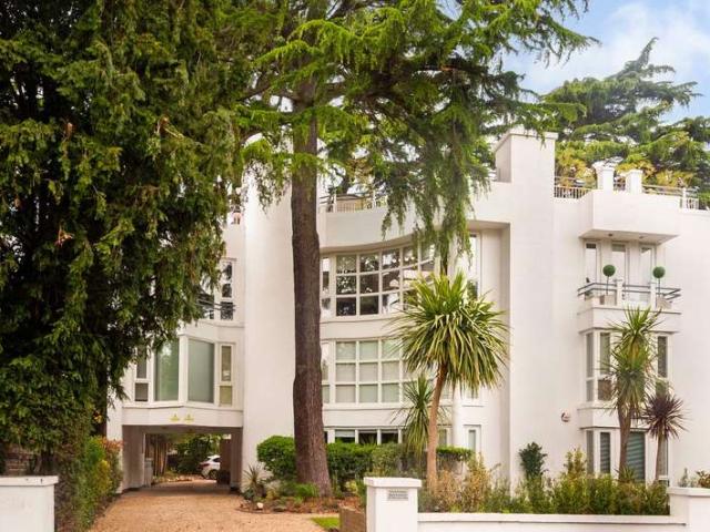 Apartment for sale in Strawberry Hill, Greater London