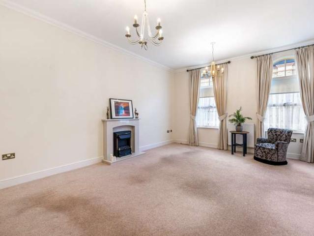 Apartment for sale in Caterham on the Hill, Hillview