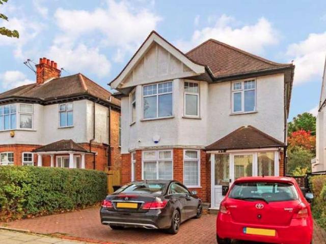 Apartment for sale in Mill Hill, Greater London