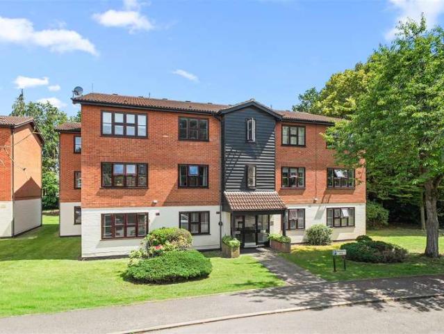 Apartment for sale in Elmbridge, Surrey