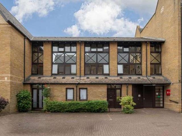 Apartment for sale in North Finchley, Greater London