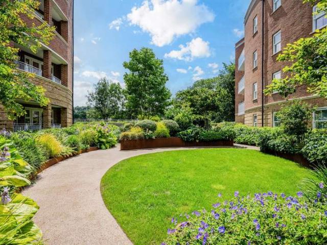 Apartment for sale in Oxted, Hillview