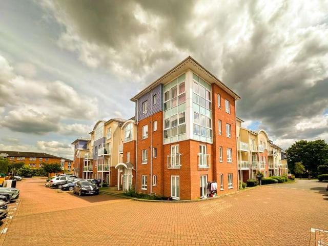 Apartment for sale in Watford Heath, North Watford