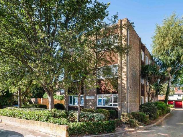Apartment for sale in Whitton, Greater London