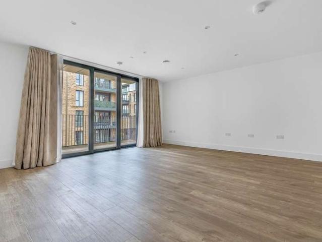 Apartment for sale in Birch Green, Lower Halliford