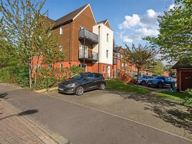 Apartment for sale in Emmbrook, Wokingham