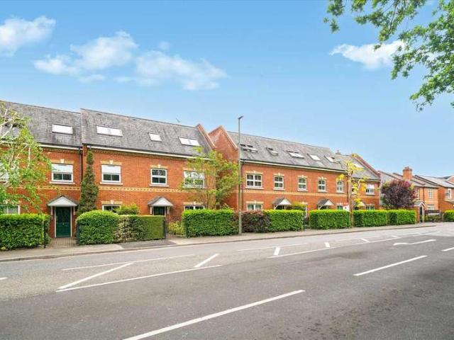 Apartment for rent in Row Town, Surrey
