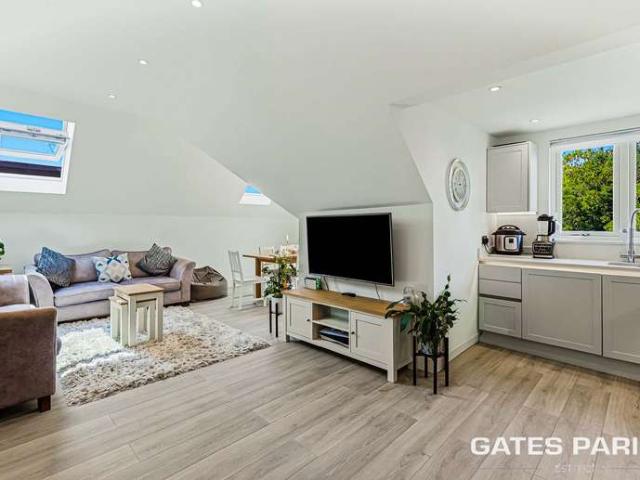 Apartment for sale in Upminster Bridge, Greater London