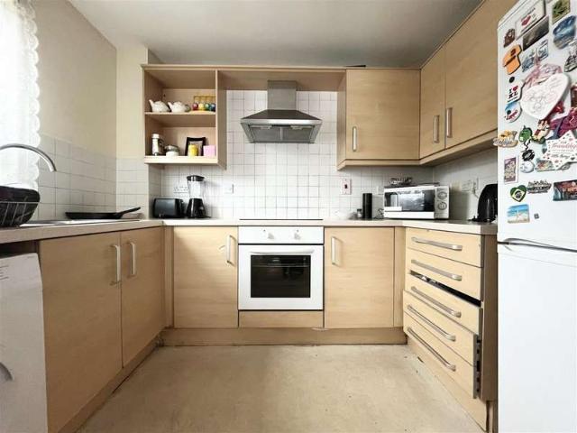 Apartment for sale in Rosehill, Greater London