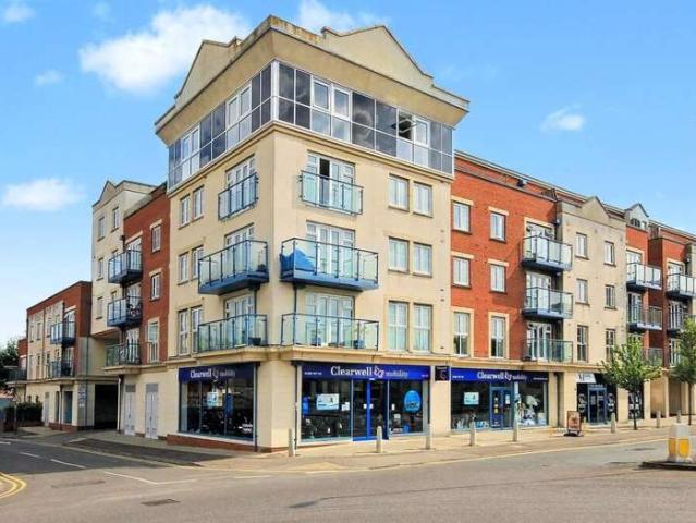Apartment for sale in Horsell, Woking