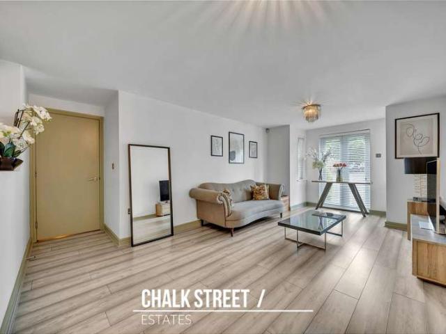 Apartment for sale in Gidea Park, Greater London