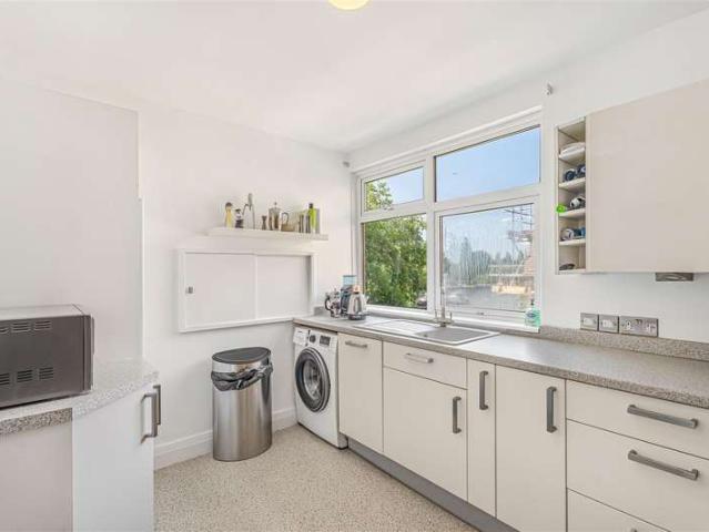 Apartment for sale in Norbiton, Greater London