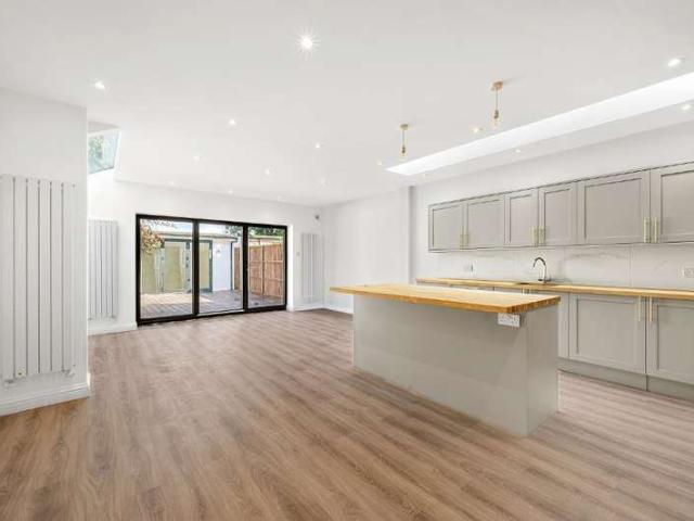 Apartment for sale in London Borough of Merton, Merton Park