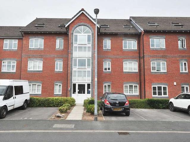 Apartment for sale in Lower Irlam, Salford