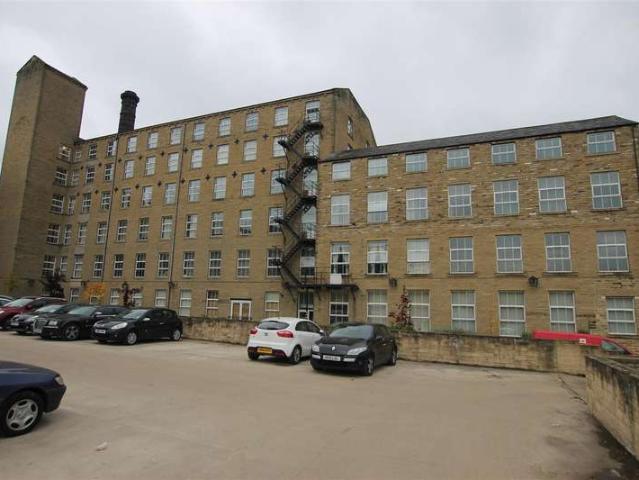 Flat for rent in Lindley, West Yorkshire