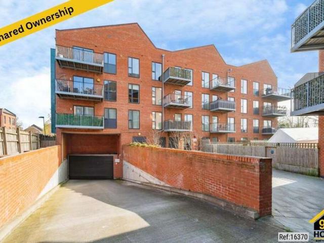 Apartment for sale in Yiewsley, Greater London
