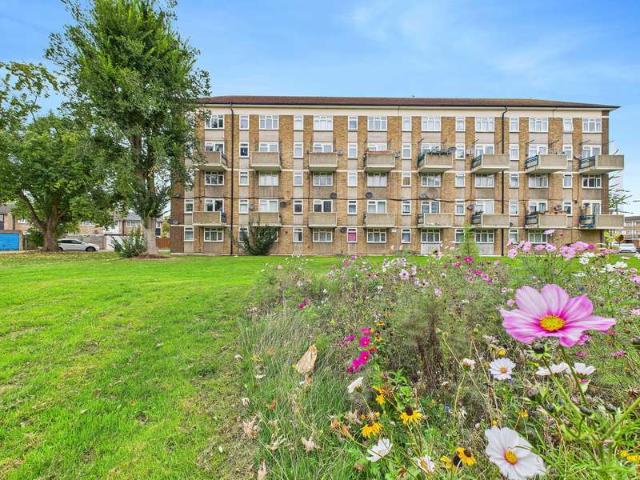 Apartment for sale in London Borough of Ealing, Greater London