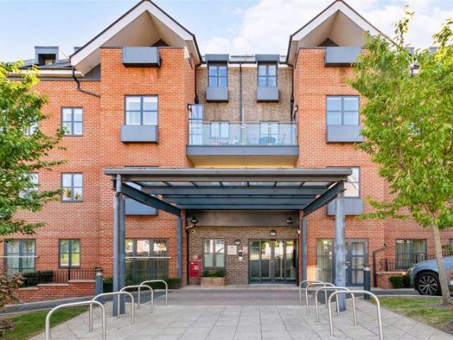Apartment for sale in London Borough of Merton, Raynes Park