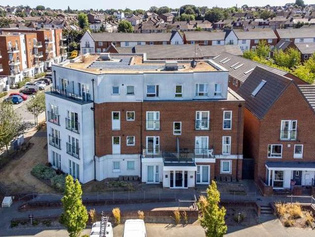 Apartment for sale in Barnes Cray, Greater London