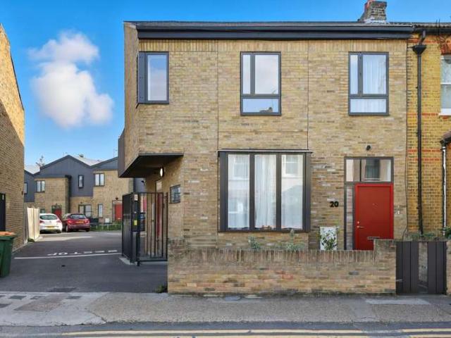 Apartment for sale in Forest Gate, Greater London