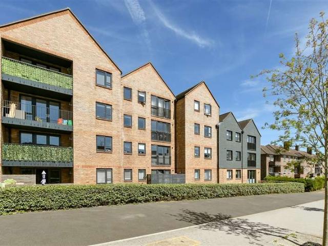 Apartment for sale in Red Hill, Surrey