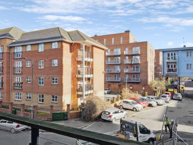 Apartment for sale in Slough