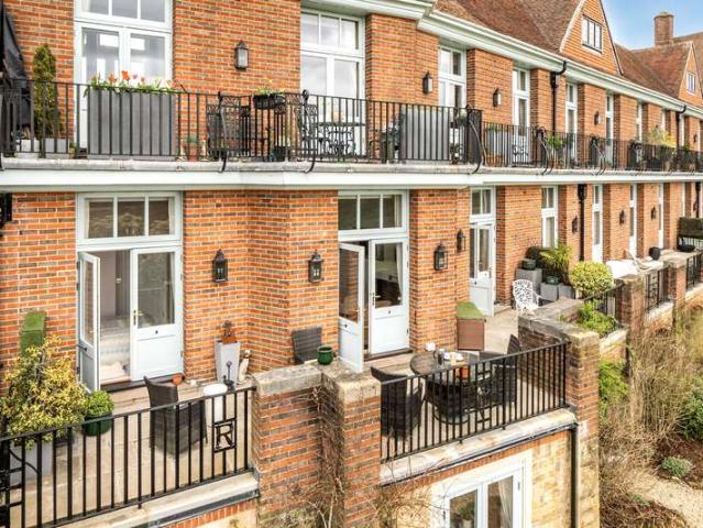 Apartment for sale in Littlecote, West Sussex