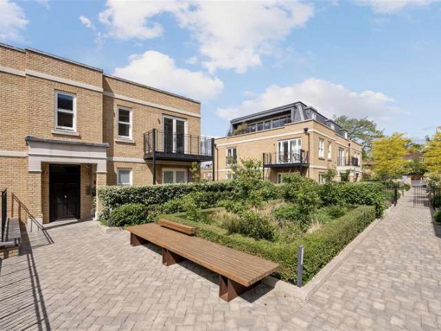 Apartment for sale in London Borough of Merton, Raynes Park