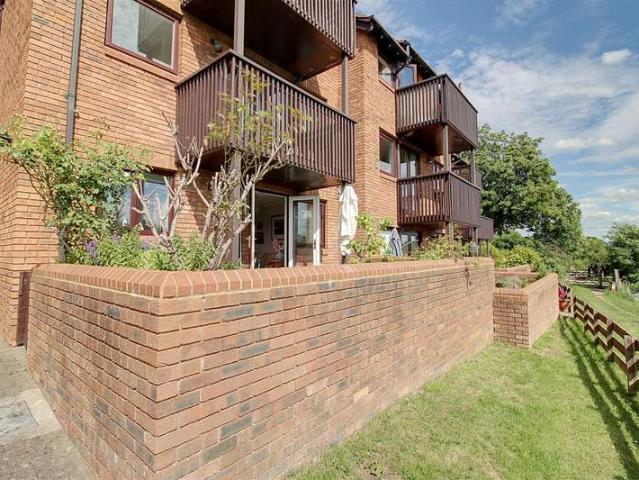 Apartment for sale in Pouchen End, Hertfordshire