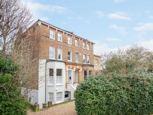Apartment for sale in St Margarets, Greater London