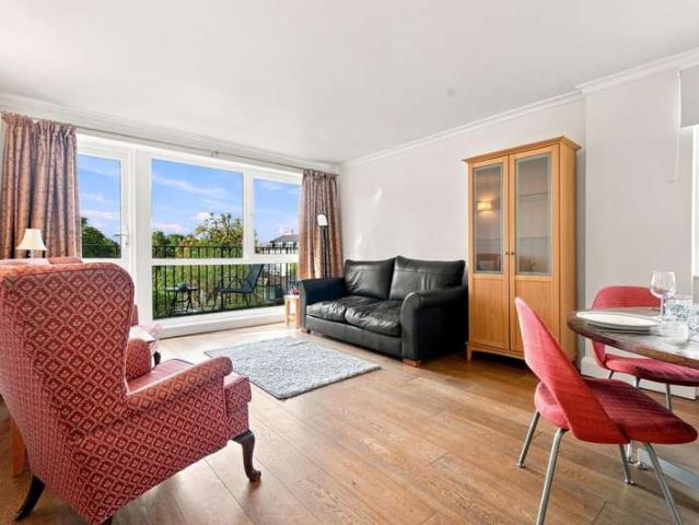 Apartment for sale in Snaresbrook, Greater London
