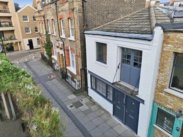Apartment for sale in South Hackney, Greater London