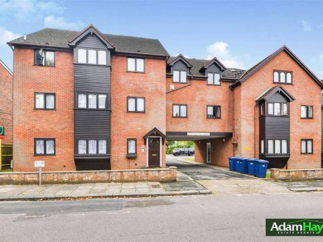 Apartment for sale in North Finchley, Greater London