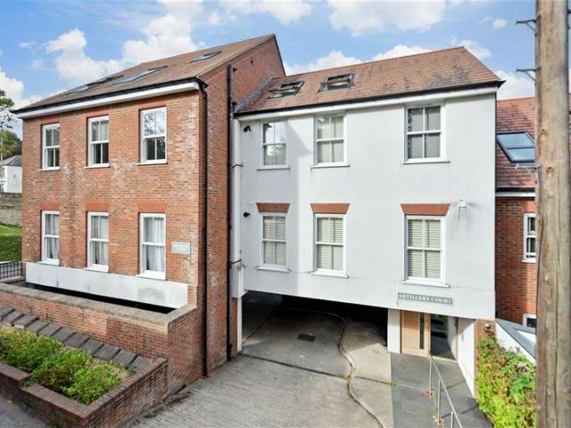 Apartment for sale in Redhill, Reigate and Banstead