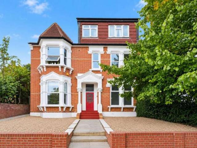 Apartment for sale in Stroud Green, Greater London