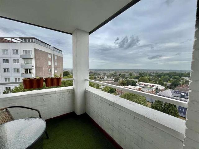 Apartment for sale in Norbiton, Greater London
