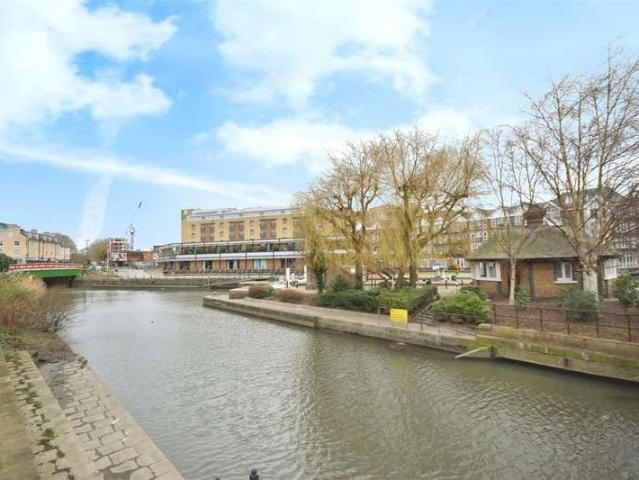 Apartment for sale in Brentford, London Borough of Hounslow