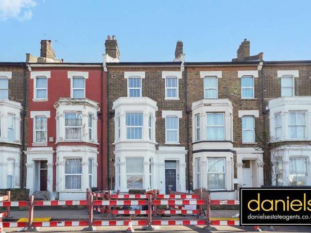 Apartment for sale in College Park, Greater London