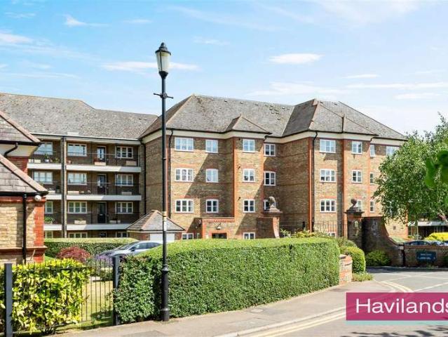 Apartment for sale in Southgate, Greater London