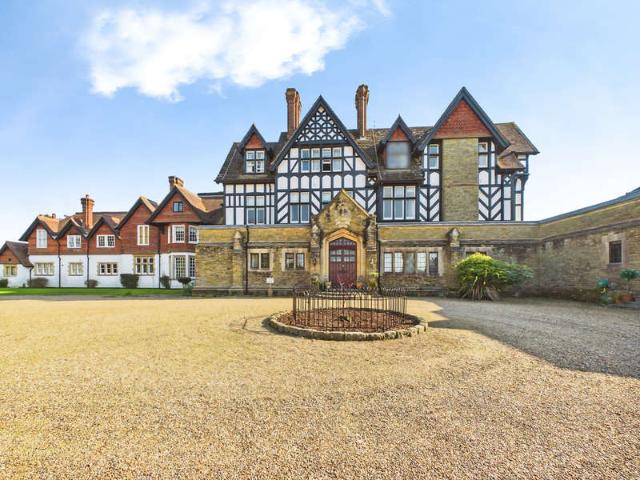 Apartment for sale in Horsham, West Sussex
