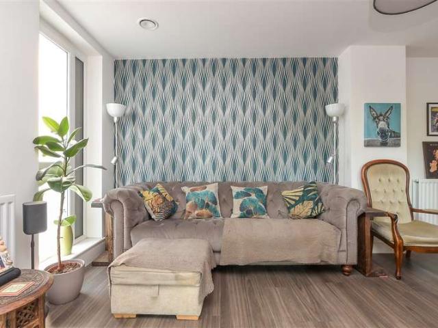 Apartment for sale in Red Hill, Surrey