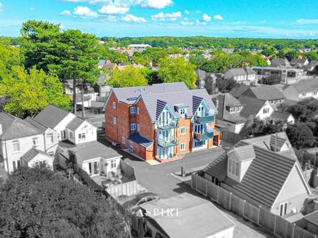Apartment for sale in Thundersley, Essex