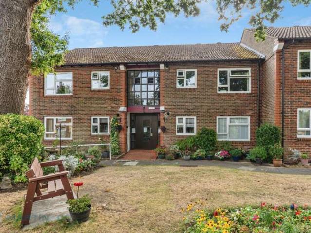 Apartment for sale in Goldsworth Park, Woking