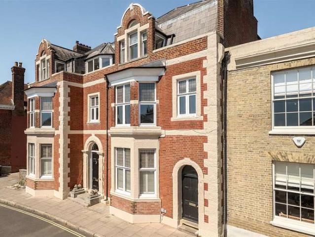Flat for sale in Arundel, Clapham