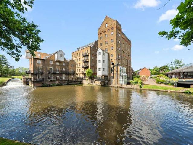 Apartment for sale in Addlestone, Runnymede