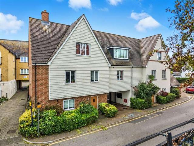 Apartment for sale in Theydon Bois, Epping Forest